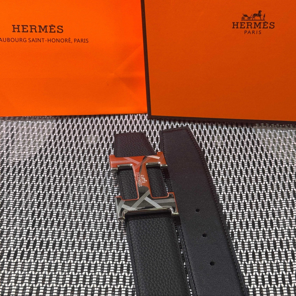 Hermès Leather Belt in Black with H Buckle 32mm - Silver Guilloché Hardware - photo 6
