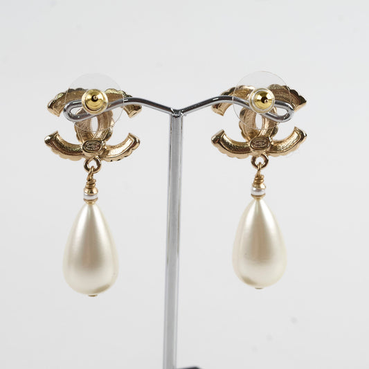 Chanel pearl CC Tear Drop Earrings - photo 2