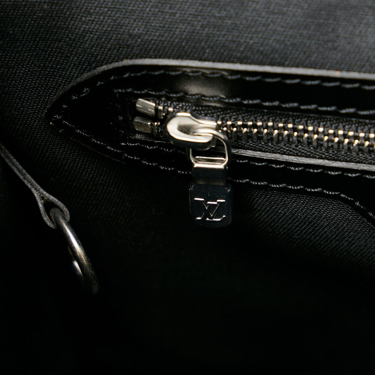 Louis Vuitton Taiga Yaranga - image 9