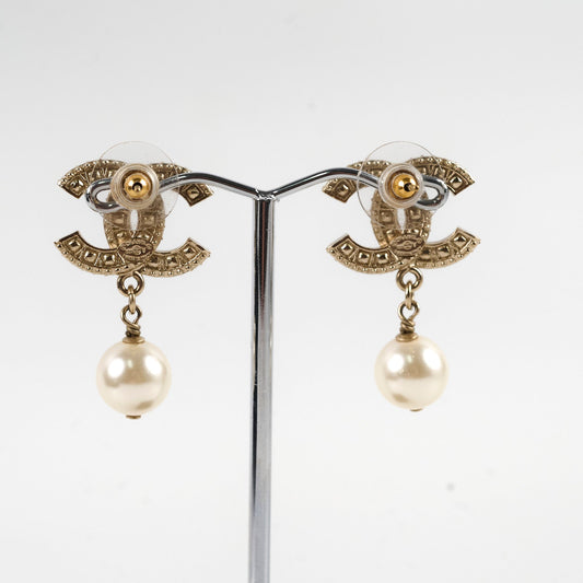 Chanel CC Pearl Drop Earrings Light Gold Costume Jewellery - photo 2
