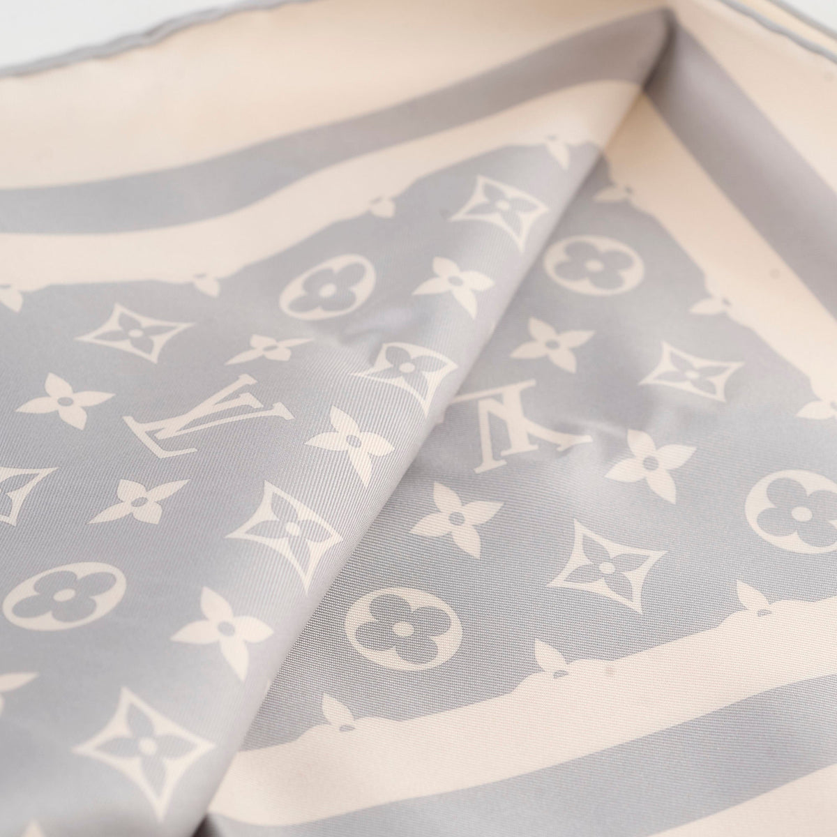 Louis Vuitton Monogram Silhouette Square 90 Silk Scarf Grey - photo 8