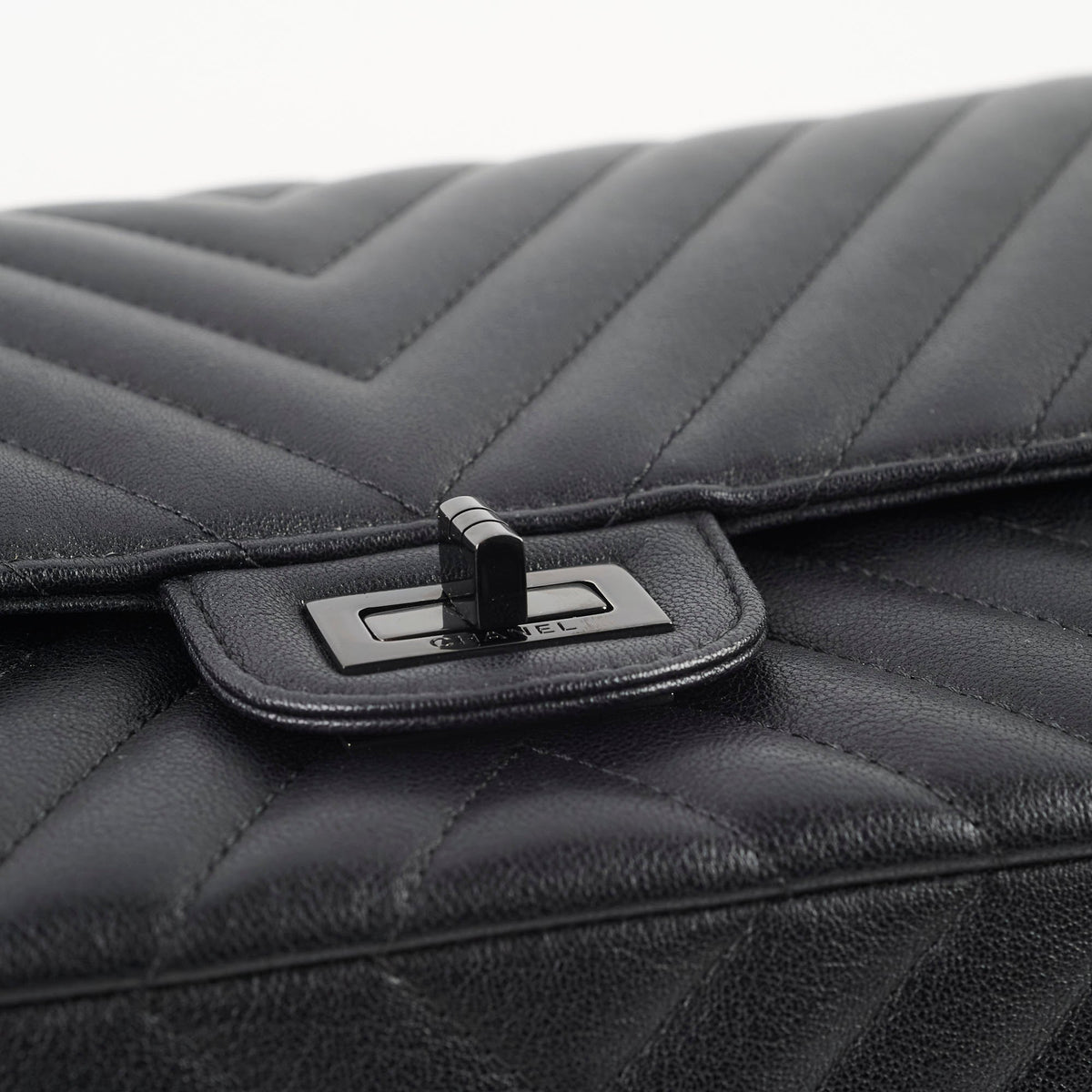 Chanel Reissue 2.55 226 Chevron Black - photo 18