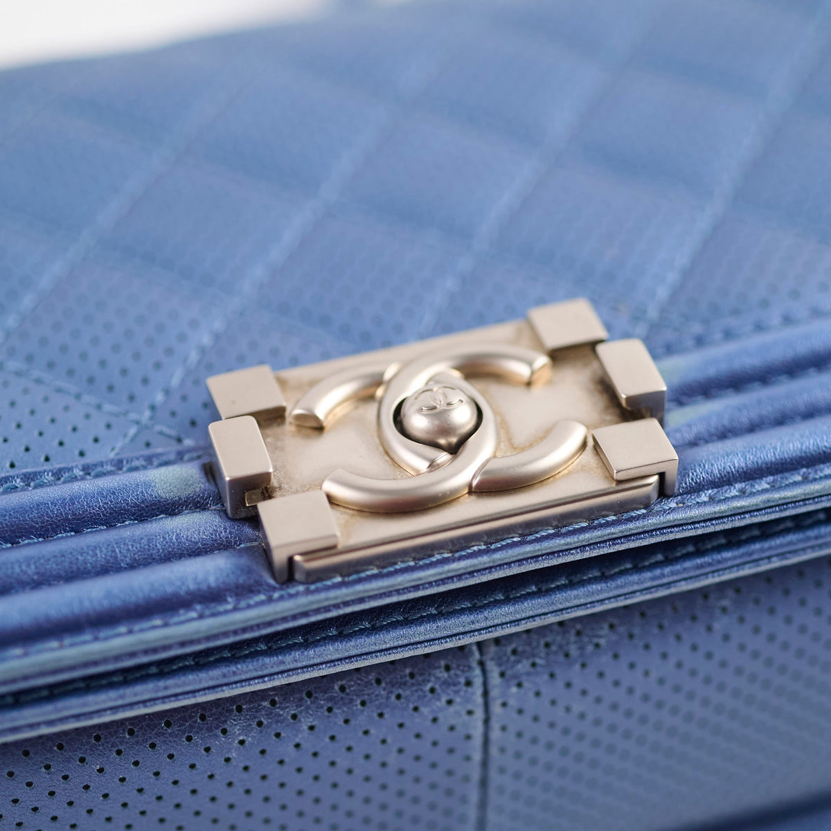 Chanel Old Medium Boy Metallic Blue - photo 18