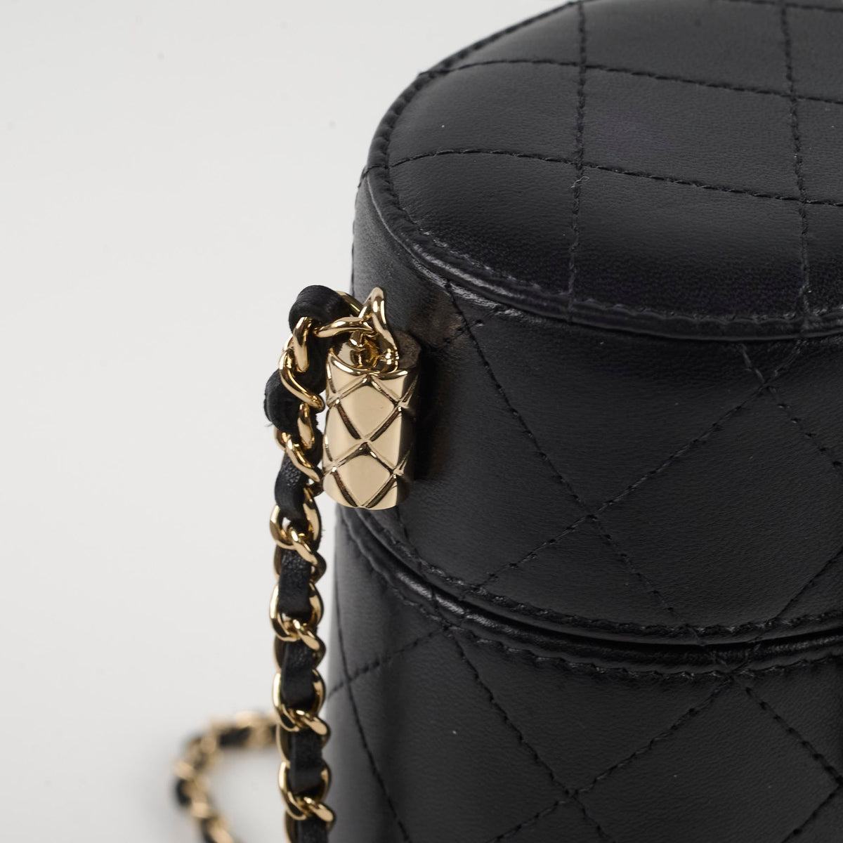 Chanel Round Vanity Case with Mirror 31 Series - photo 7