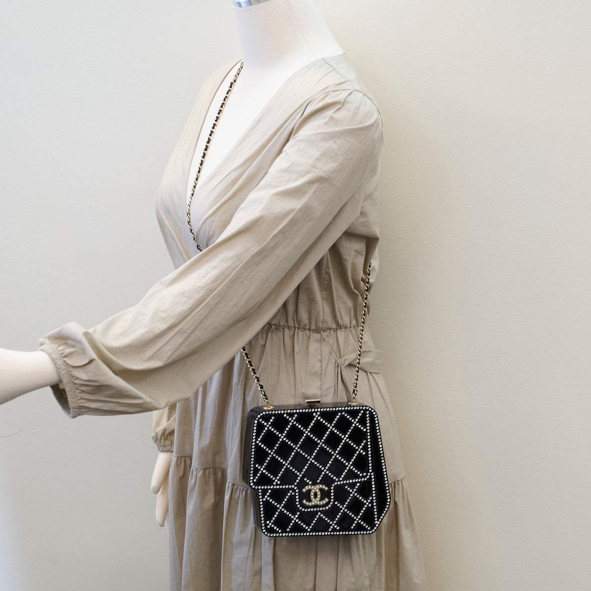 Chanel Runway Resin Crystal Pearl Clutch Black - photo 13