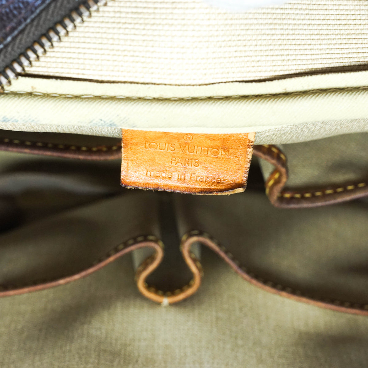 Louis Vuitton Deauville Hand Bag - image 8