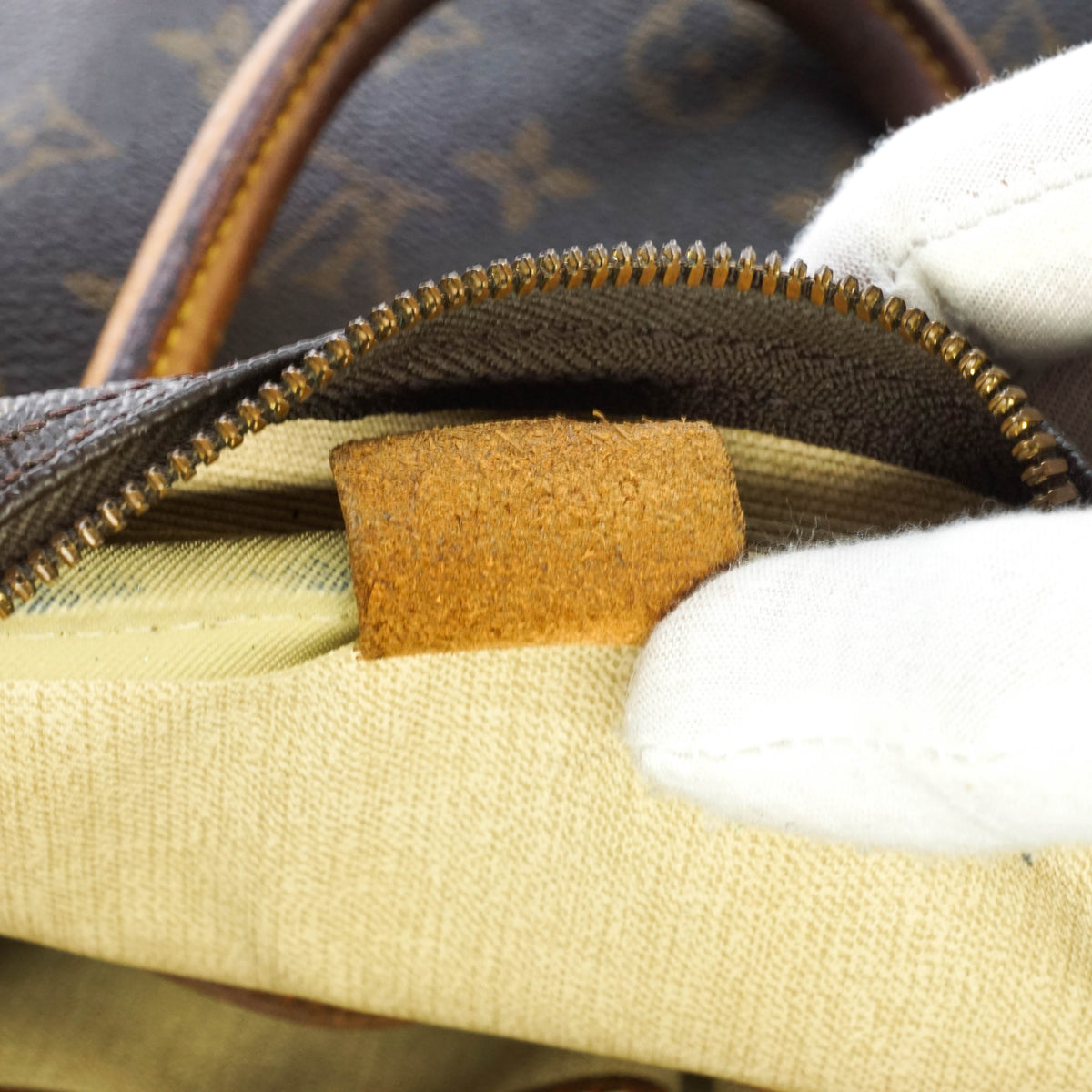 Louis Vuitton Deauville Hand Bag - image 9