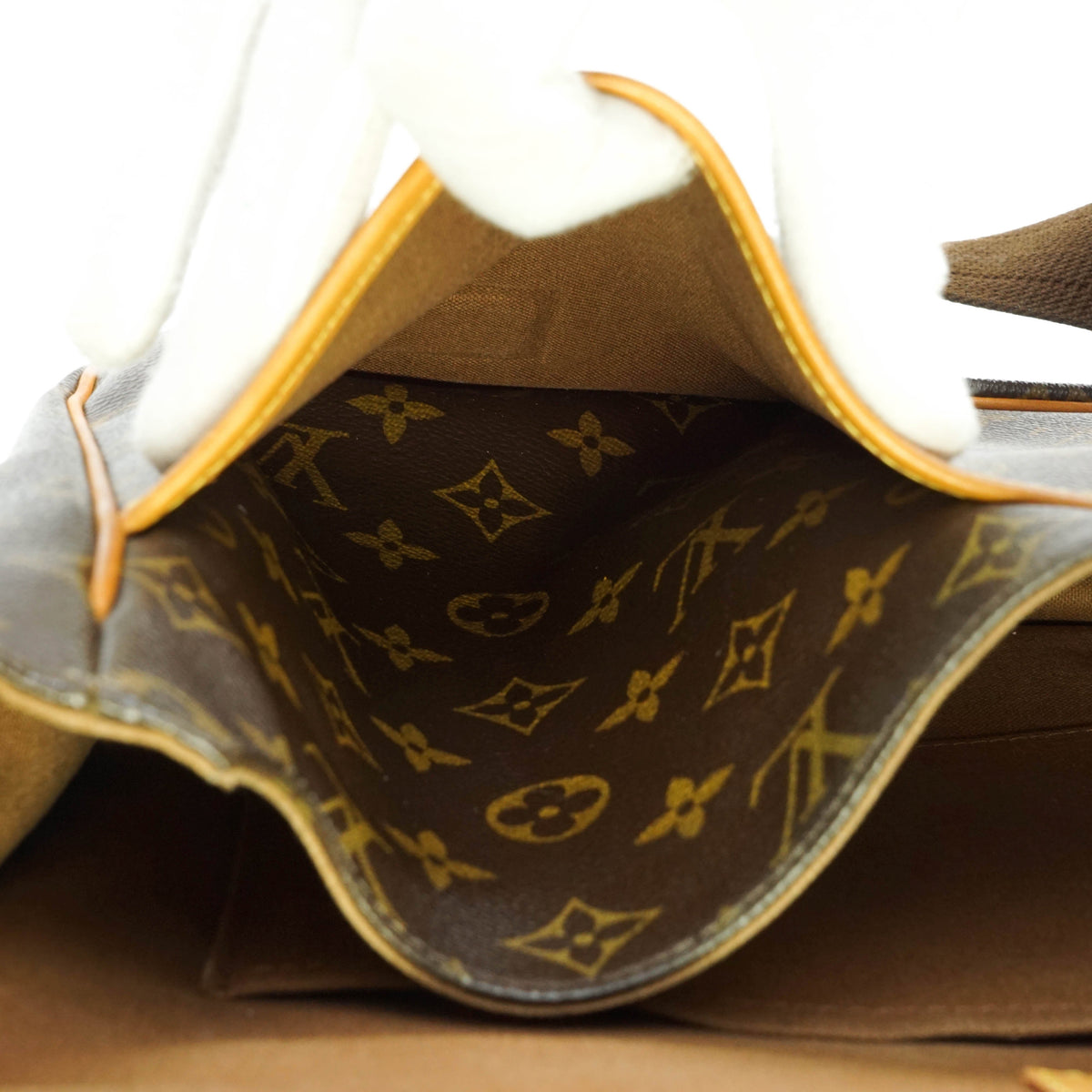 Louis Vuitton Bosphore Gm Crossbody - photo 10