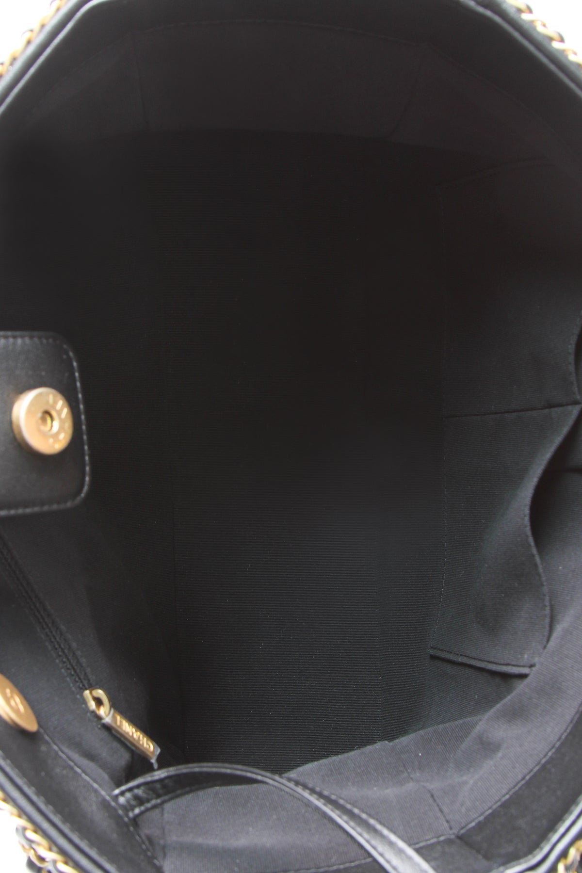 Chain Around Shopping Bag - Black - image 7