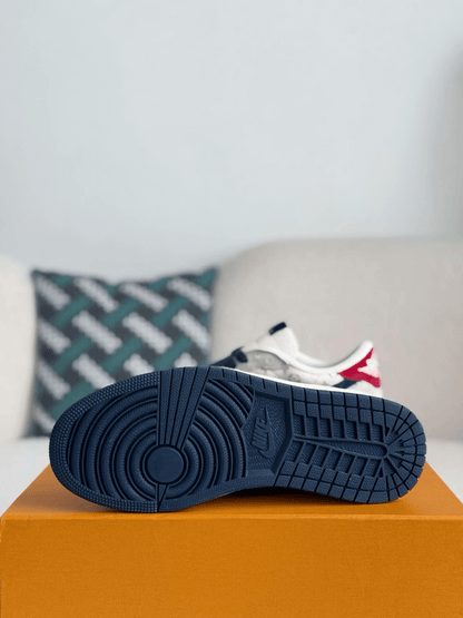 Louis Vuitton x Nike SB Dunk Low White Monogram Navy Red - image 4