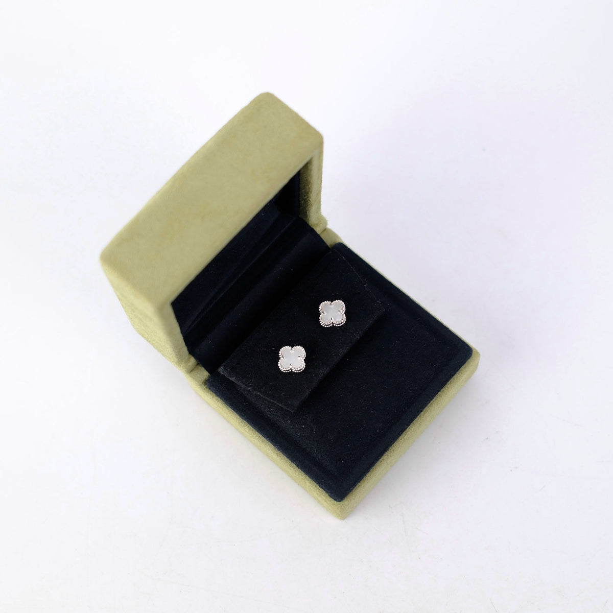 Van Cleef & Arpels Sweet Alhambra white mother of pearl Earstuds 2019 - photo 10