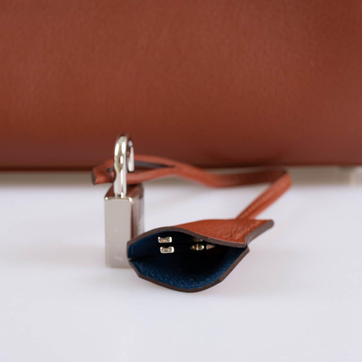Hermès Kelly 28 Retourne Sienne Verso Deep Blue Evercolor leather with Palladium Hardware - photo 10