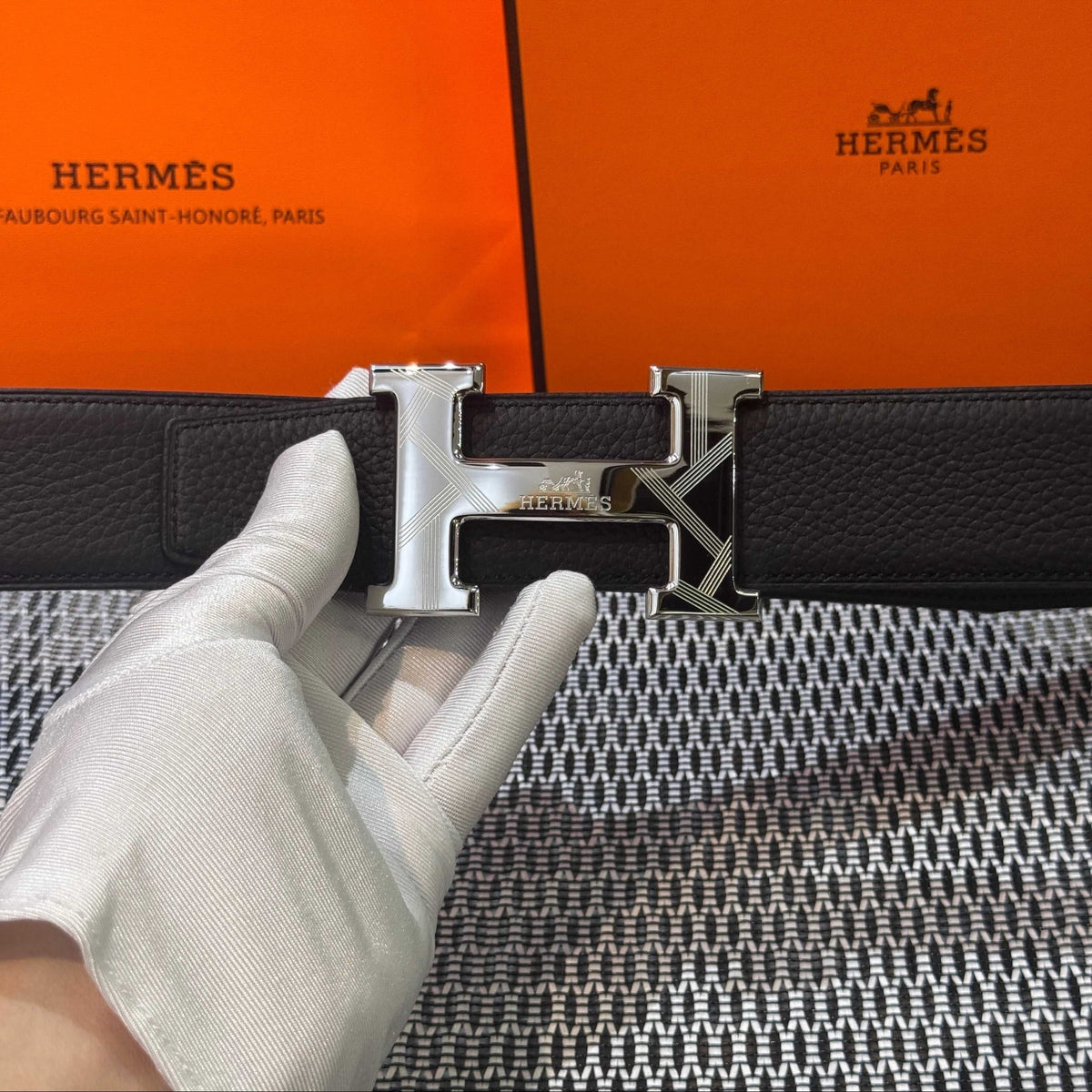 Hermès Leather Belt in Black with H Buckle 32mm - Silver Guilloché Hardware - photo 2