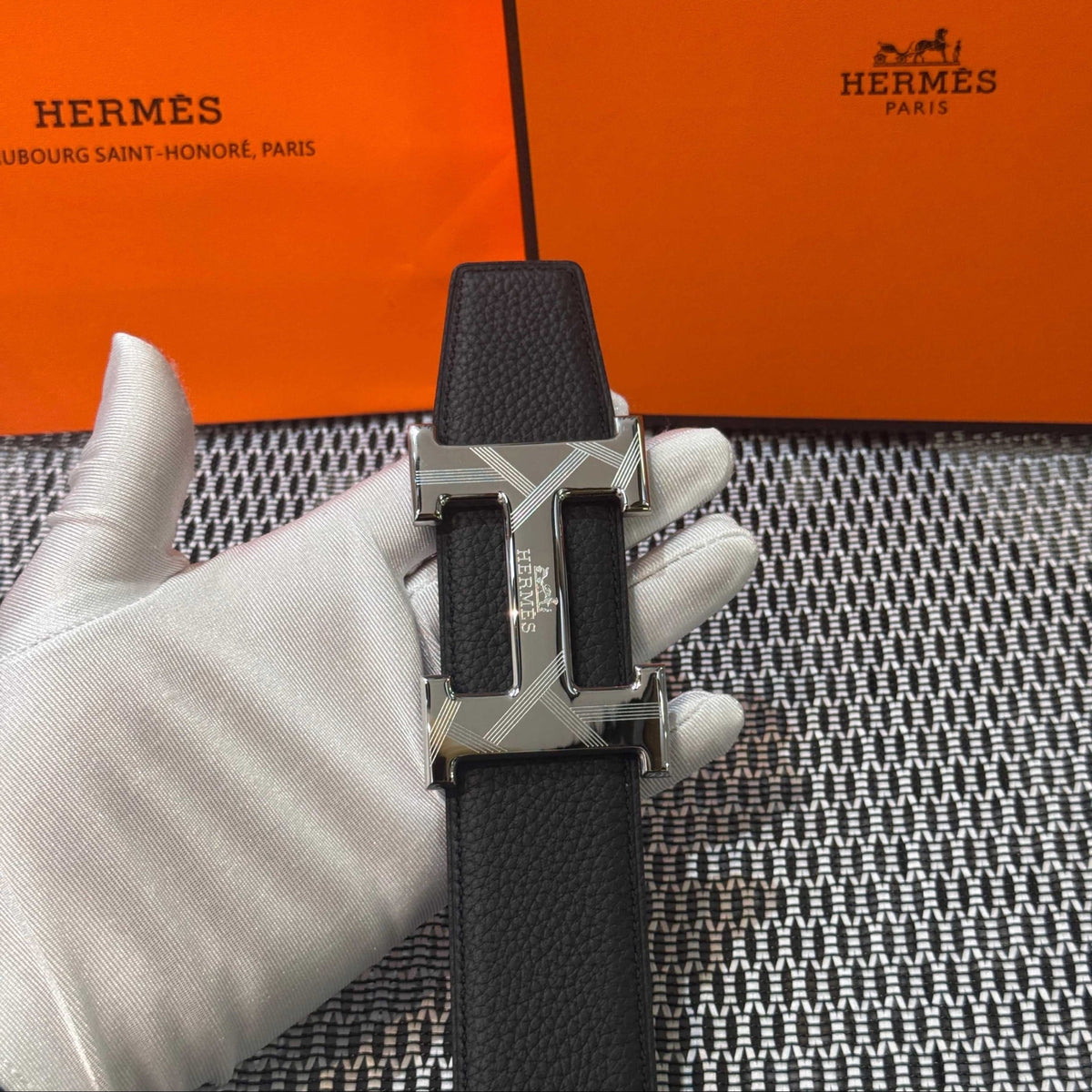 Hermès Leather Belt in Black with H Buckle 32mm - Silver Guilloché Hardware - photo 3