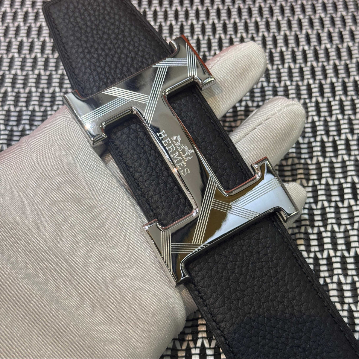 Hermès Leather Belt in Black with H Buckle 32mm - Silver Guilloché Hardware - photo 4
