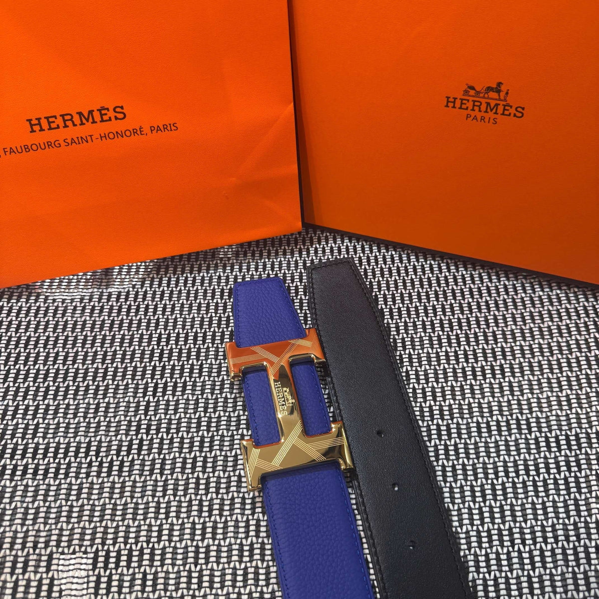 Hermès Leather Belt in Electric Blue with H Buckle 32mm - Gold Guilloché Hardware - photo 4