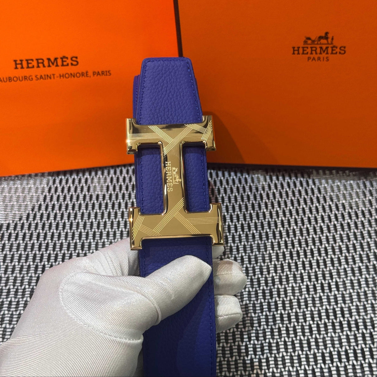 Hermès Leather Belt in Electric Blue with H Buckle 32mm - Gold Guilloché Hardware - photo 3