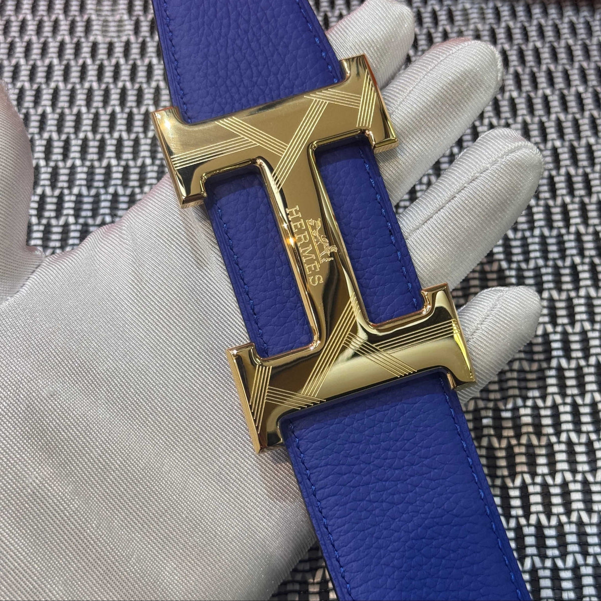 Hermès Leather Belt in Electric Blue with H Buckle 32mm - Gold Guilloché Hardware - photo 2