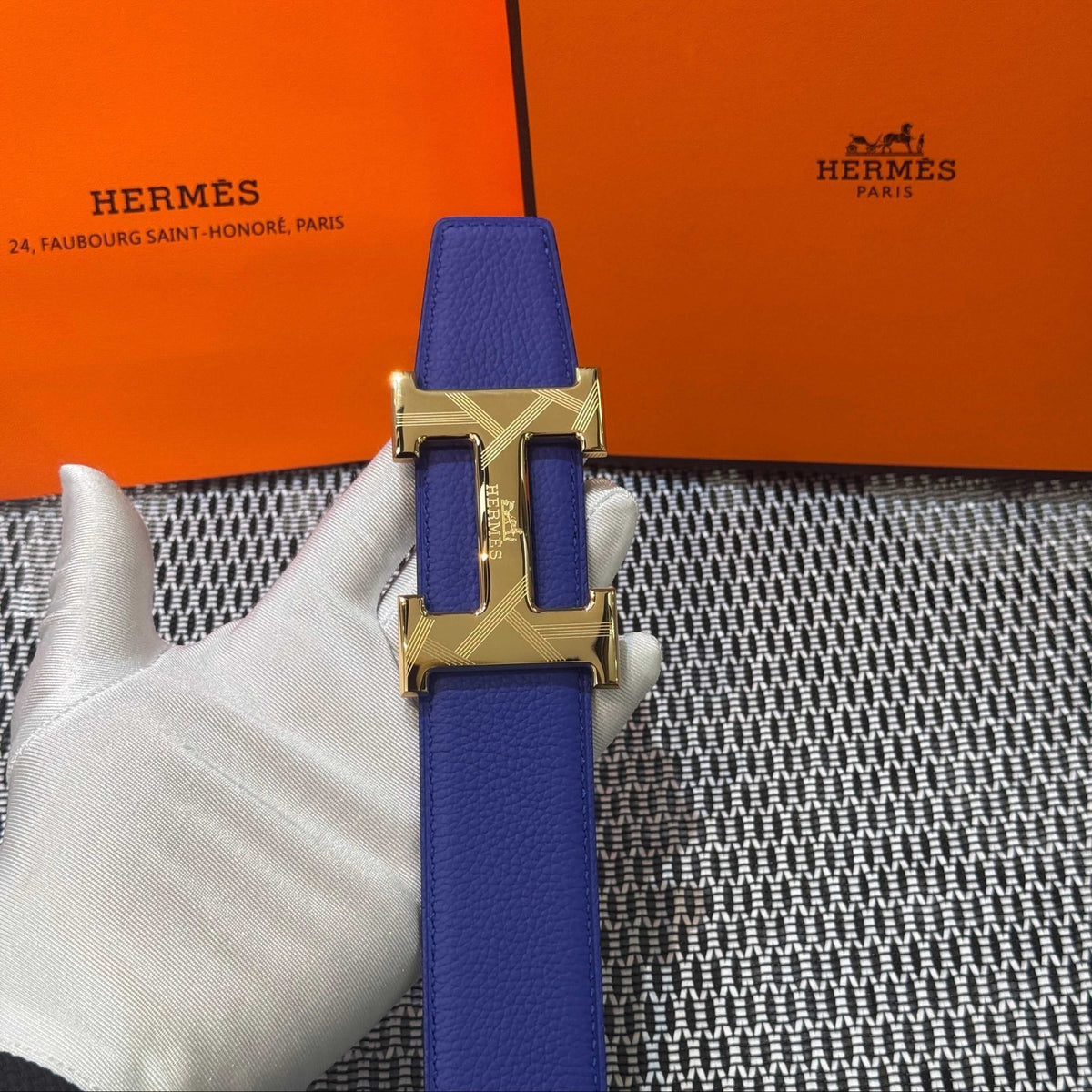 Hermès Leather Belt in Electric Blue with H Buckle 32mm - Gold Guilloché Hardware - photo 1