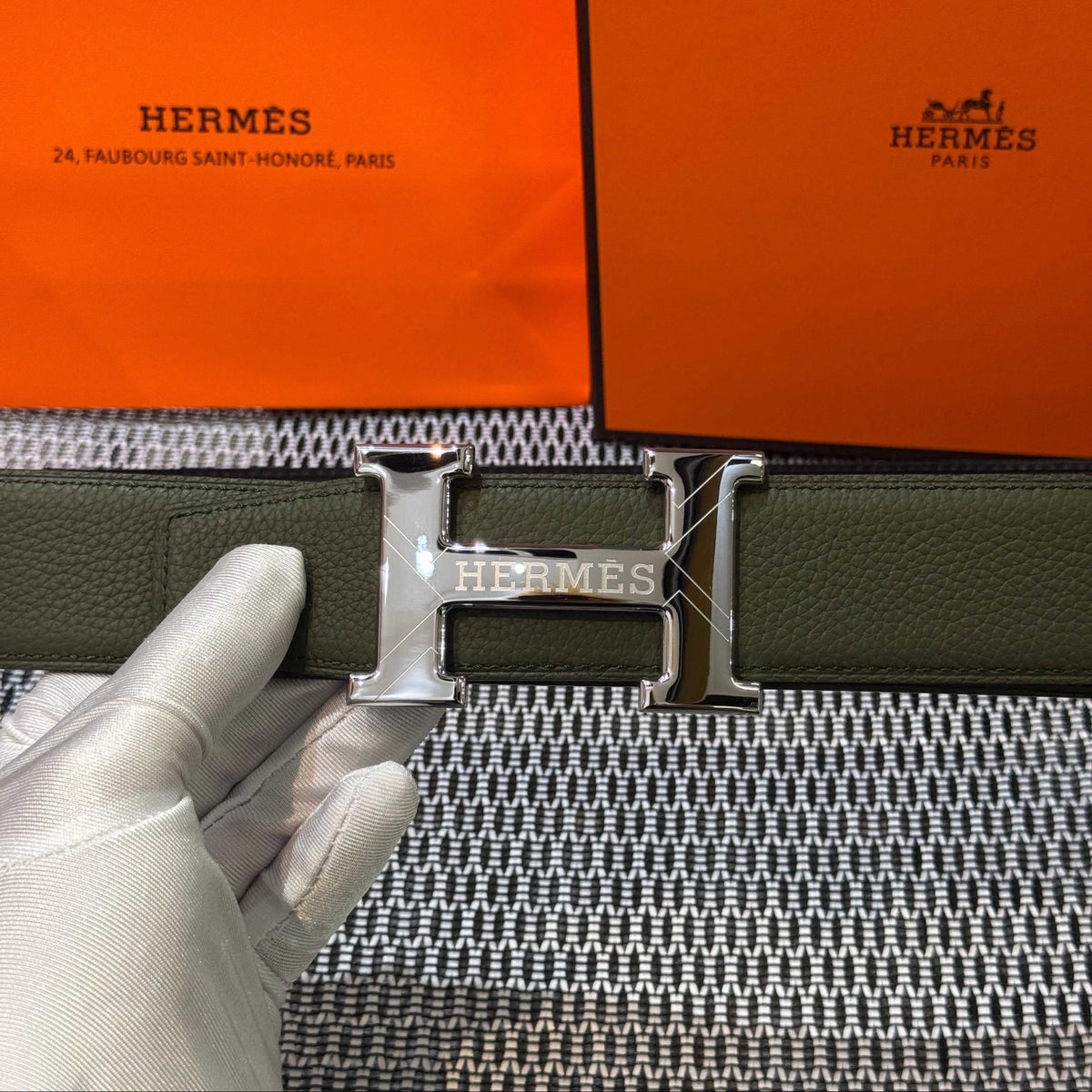 Hermès Leather Belt in Khaki Green with H Buckle 32mm - Silver Guilloché Hardware - photo 2