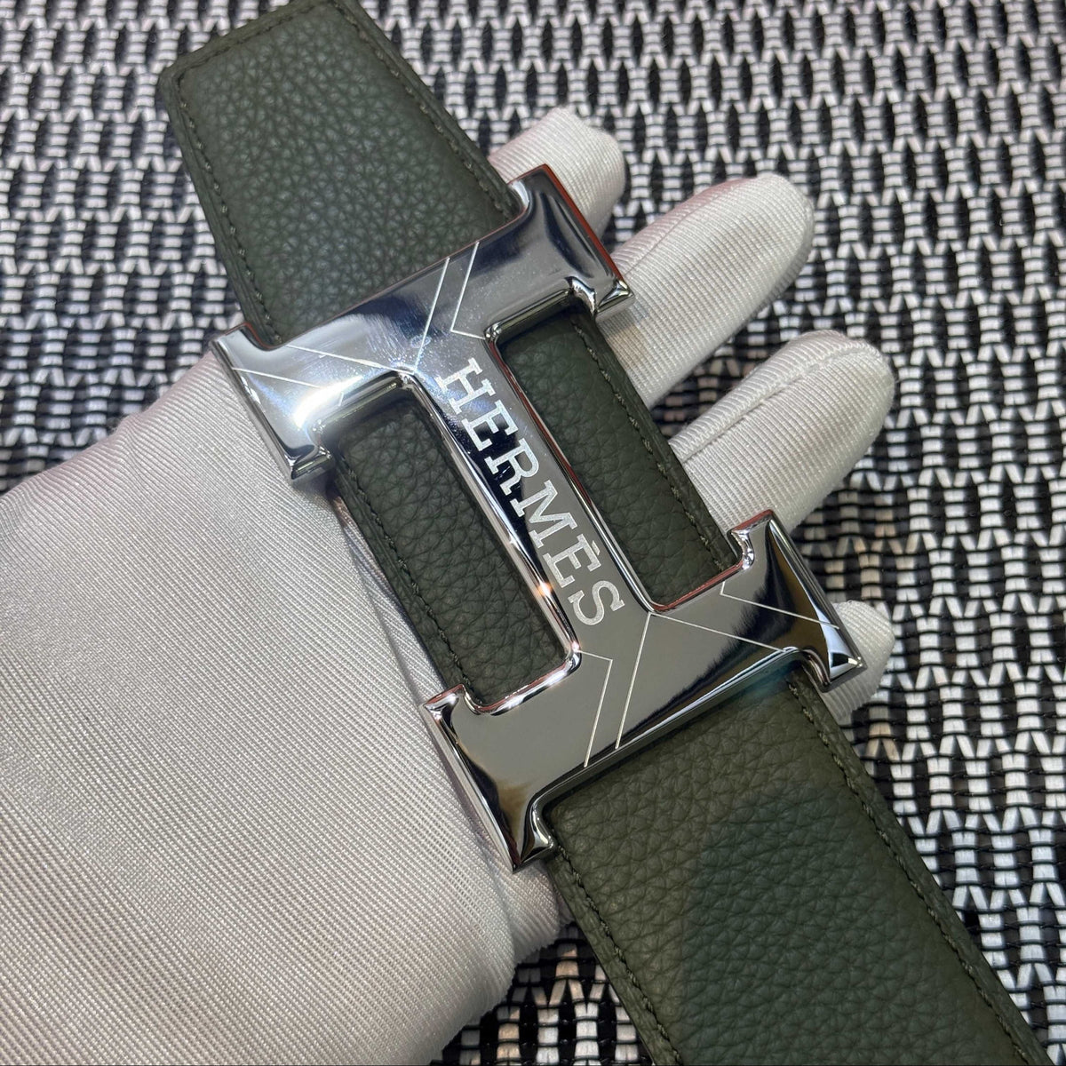 Hermès Leather Belt in Khaki Green with H Buckle 32mm - Silver Guilloché Hardware - photo 3