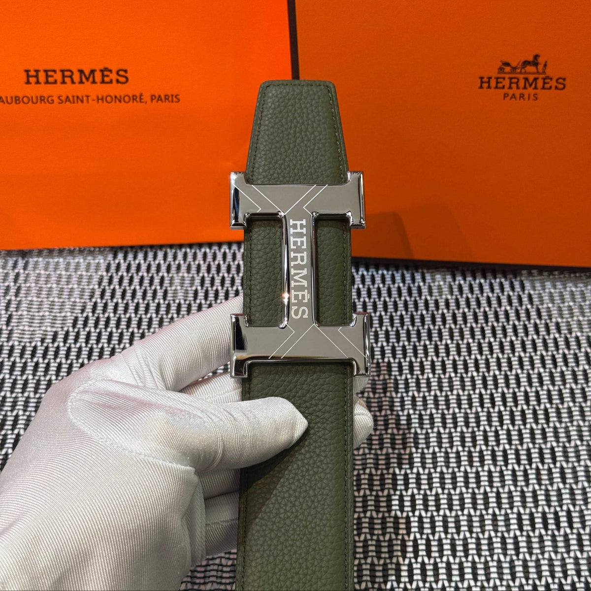 Hermès Leather Belt in Khaki Green with H Buckle 32mm - Silver Guilloché Hardware - photo 4