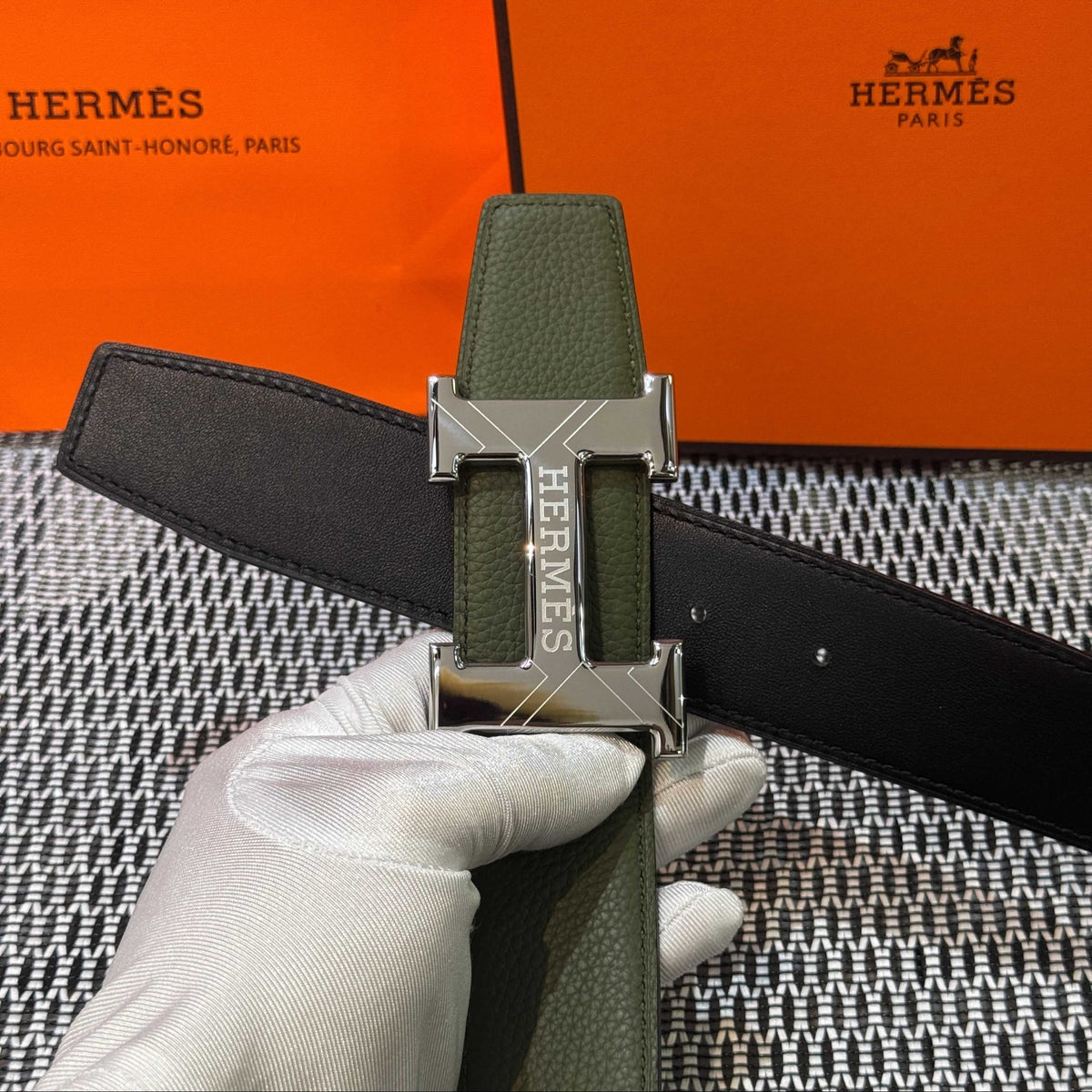 Hermès Leather Belt in Khaki Green with H Buckle 32mm - Silver Guilloché Hardware - photo 5