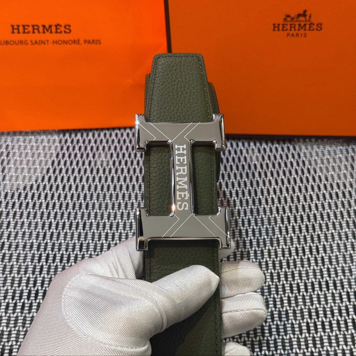 Hermès Leather Belt in Khaki Green with H Buckle 32mm - Silver Guilloché Hardware - photo 1