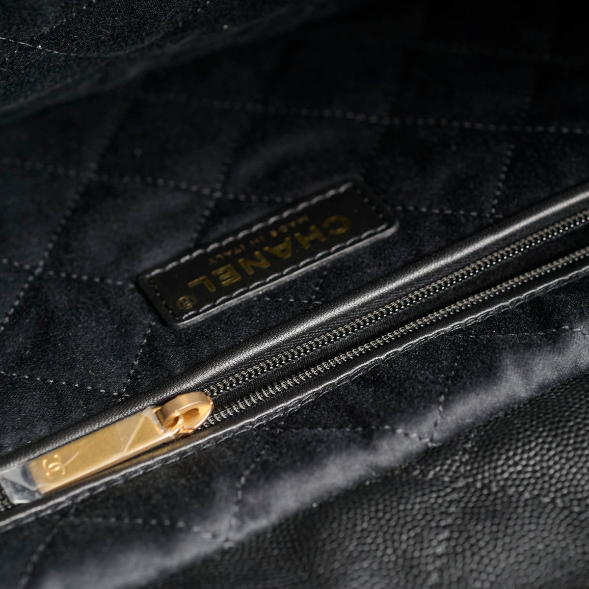 Chanel Caviar Medium 22 Black Microchipped 2024 - photo 10