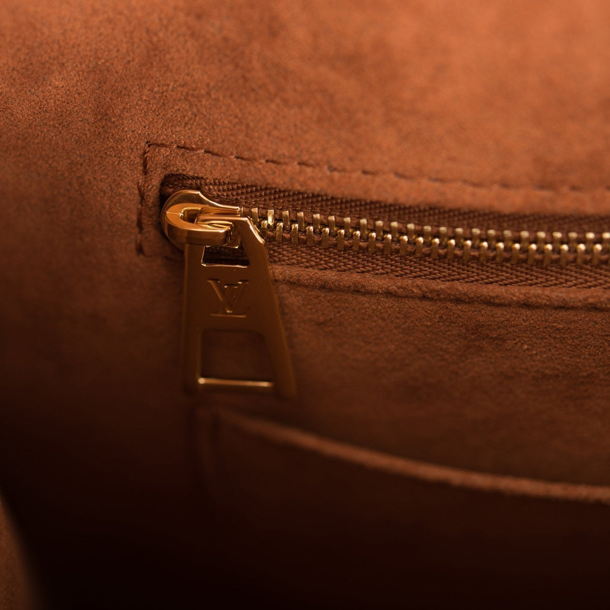 Louis Vuitton ONTHEGO MM Caramel Wild At Heart - image 9