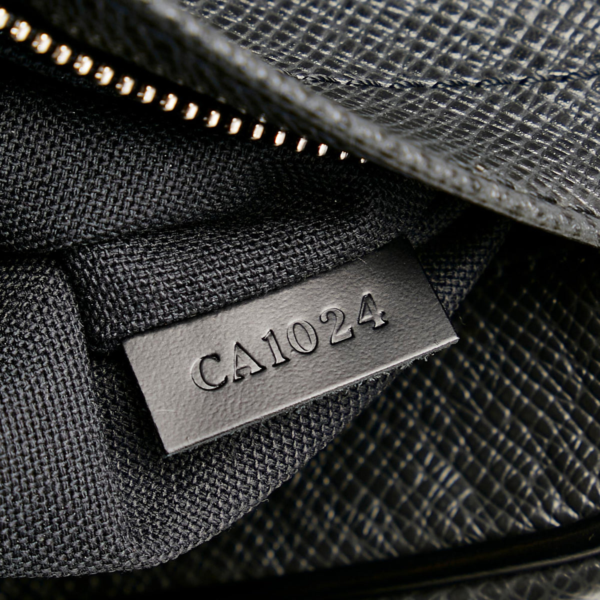 Louis Vuitton Taiga Kaluga Clutch Bag - image 8
