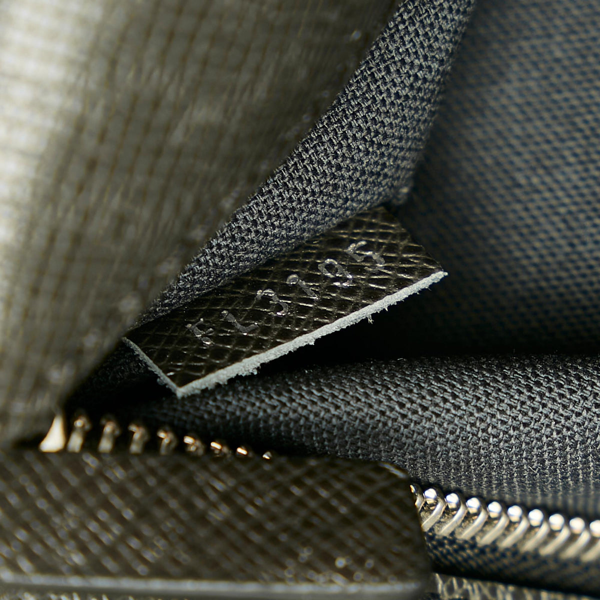 Louis Vuitton Taiga Porte-Documents Business Bag - photo 8