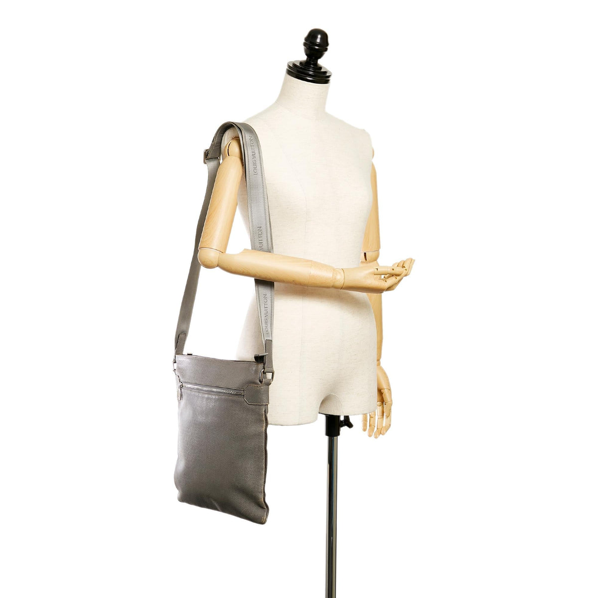 Louis Vuitton Taiga Sasha - image 5