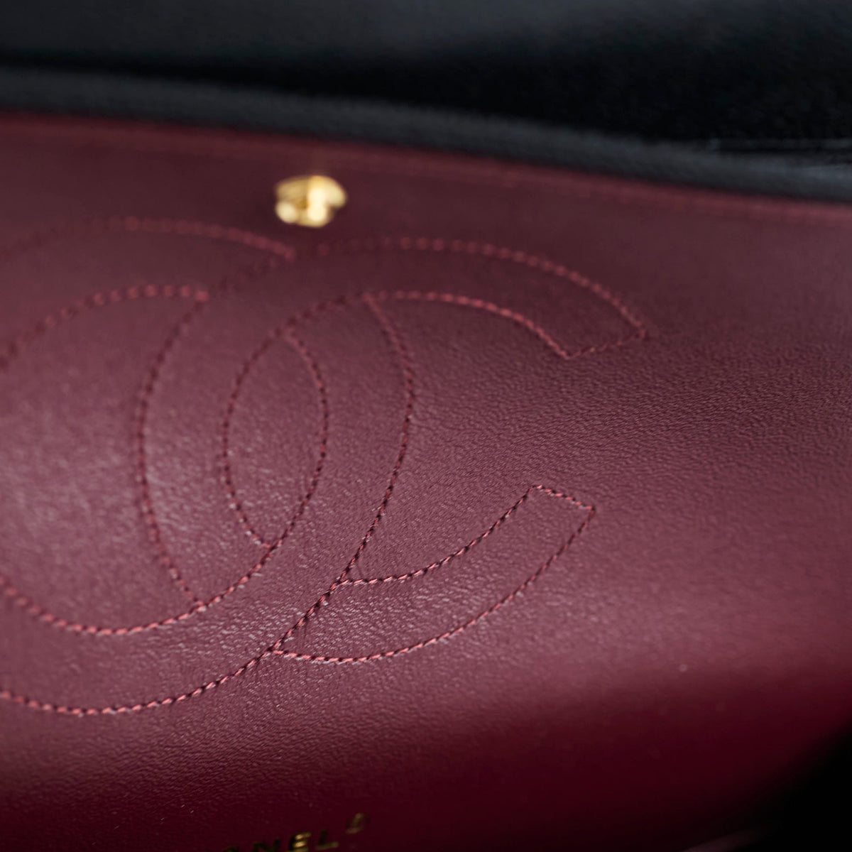 Chanel Maxi Classic Double Flap Black Caviar 2022 - photo 13
