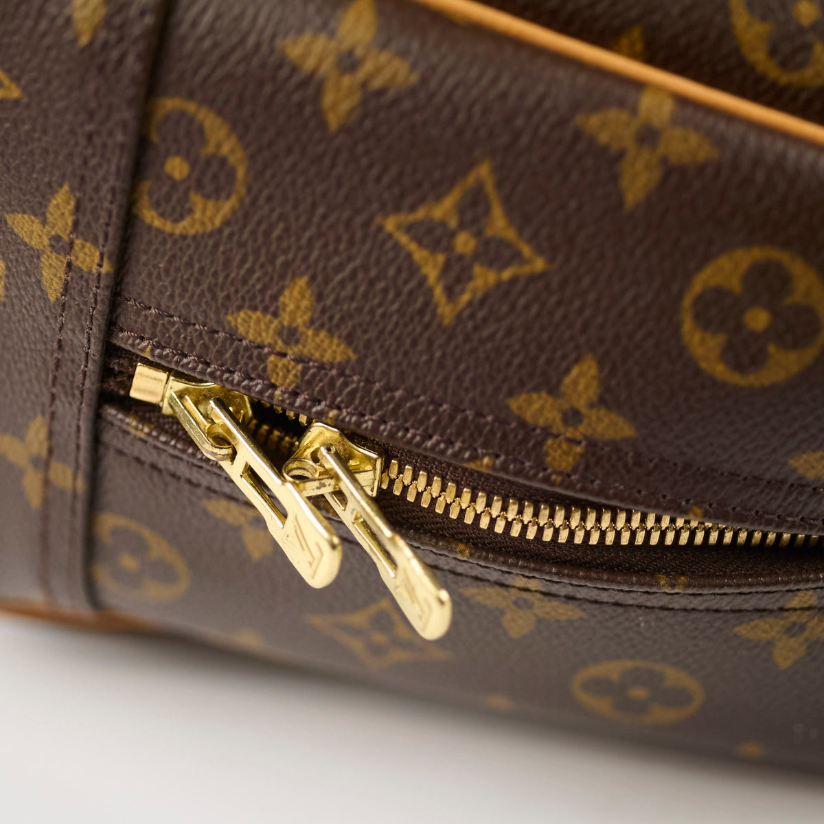 Louis Vuitton Deauville Monogram Bag - photo 11