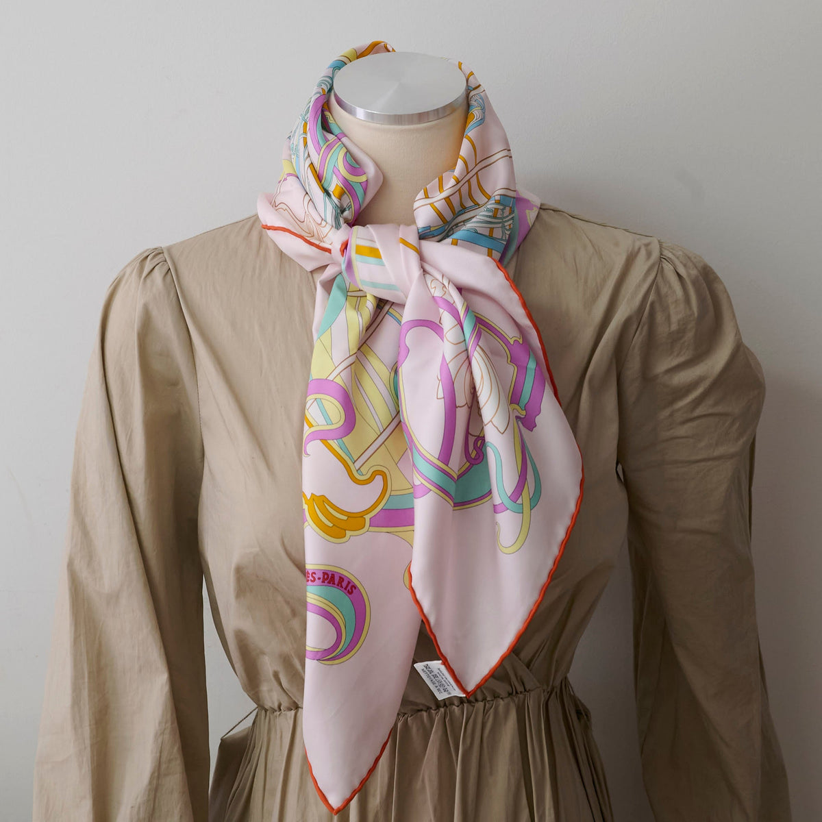 Hermes La Ligne Coup De Fouet 90cm Silk Scarf Rose Dragee/Vert/Jaune Souf - photo 7
