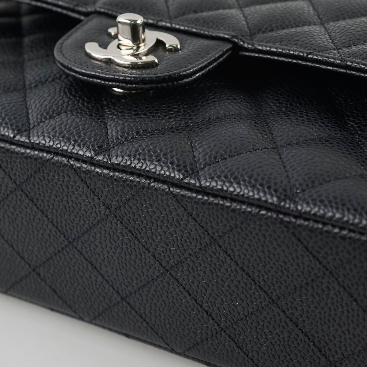 Chanel Medium/Large Caviar Classic Flap Black 2021 - photo 14