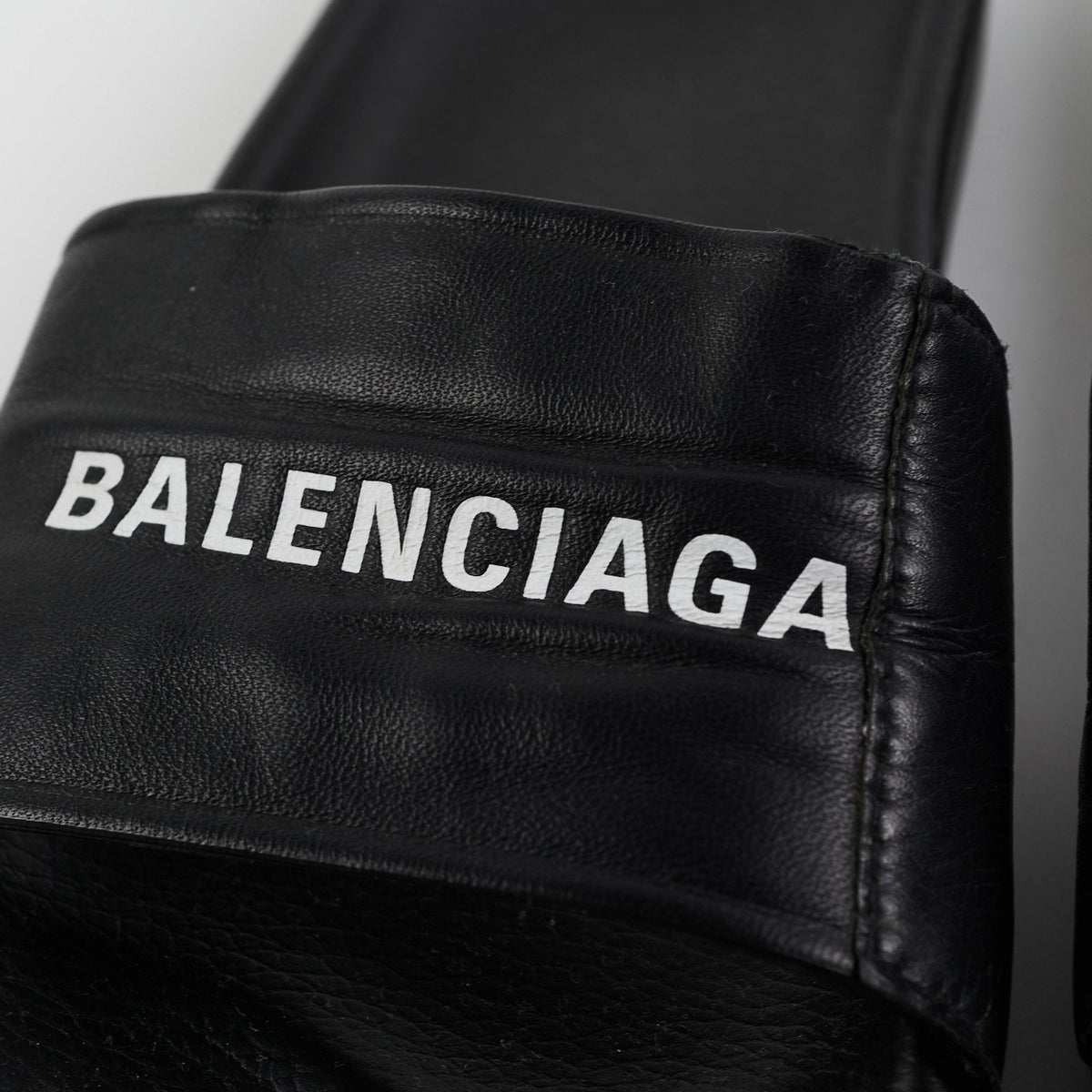 Balenciga Classis Logo Leather Slide Size 44 - photo 7