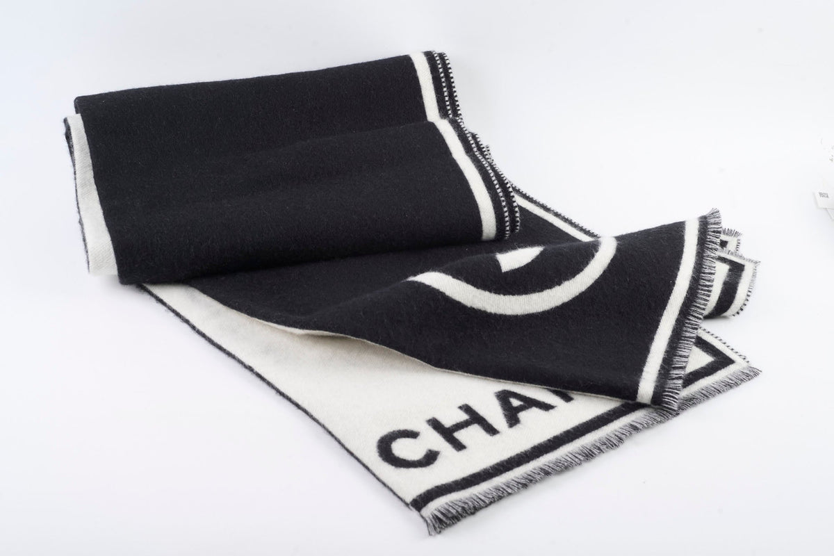 Chanel Thick Scarf - photo 2
