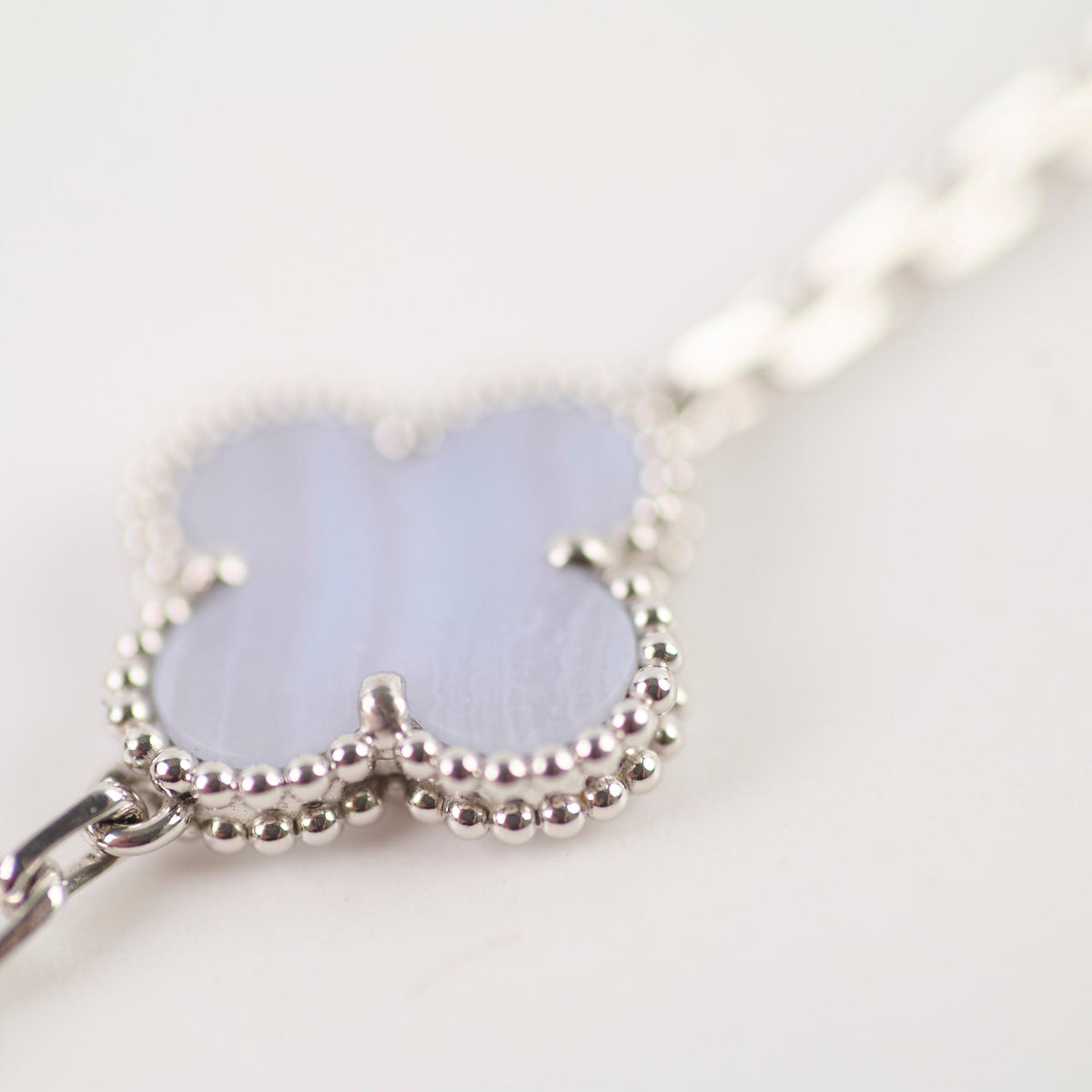 Van Cleef & Arpels 5 Motifs Chalcedony Bracelet - photo 4