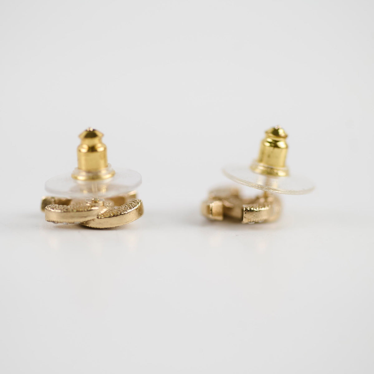 Chanel logo earrings gold tone - photo 4