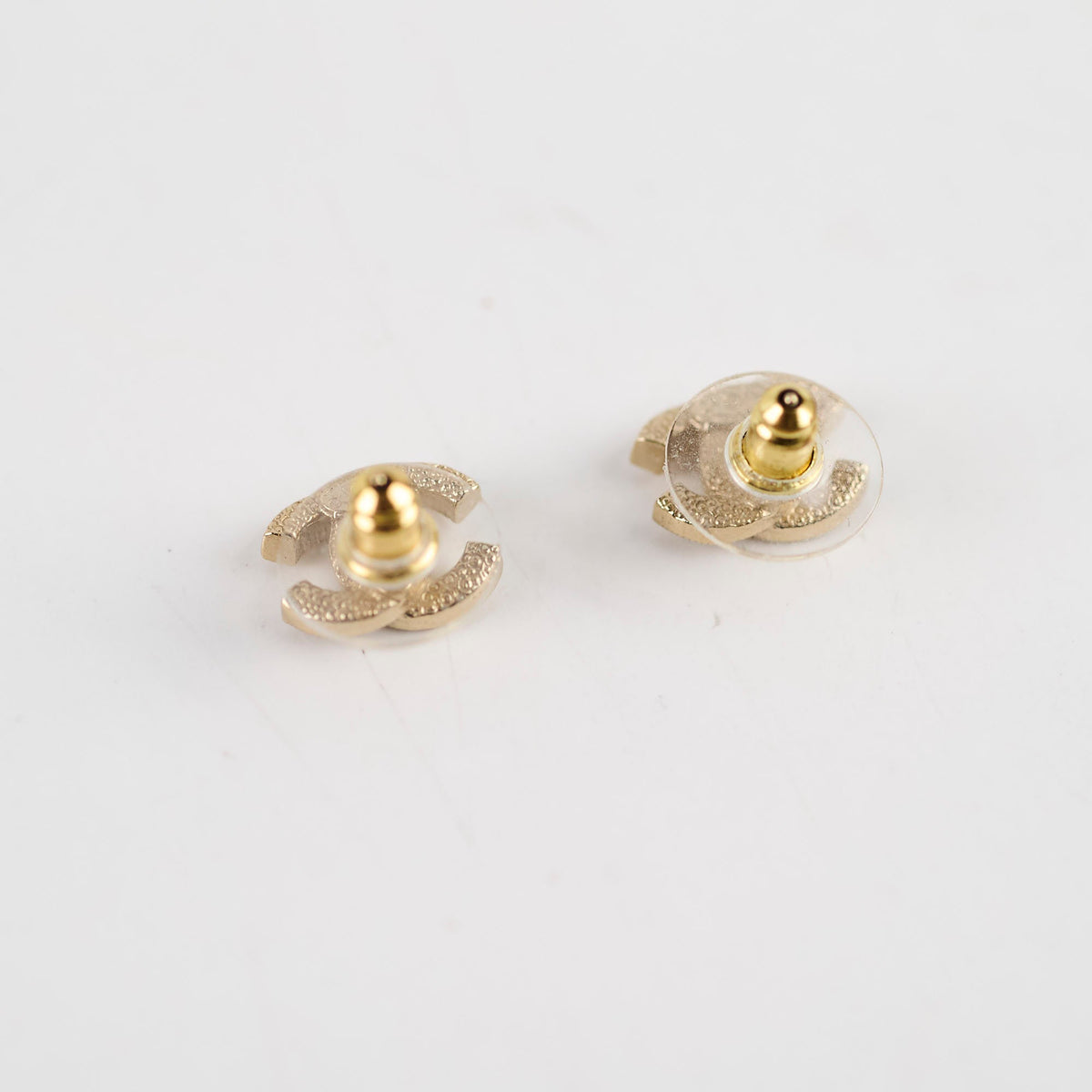 Chanel logo earrings gold tone - photo 5
