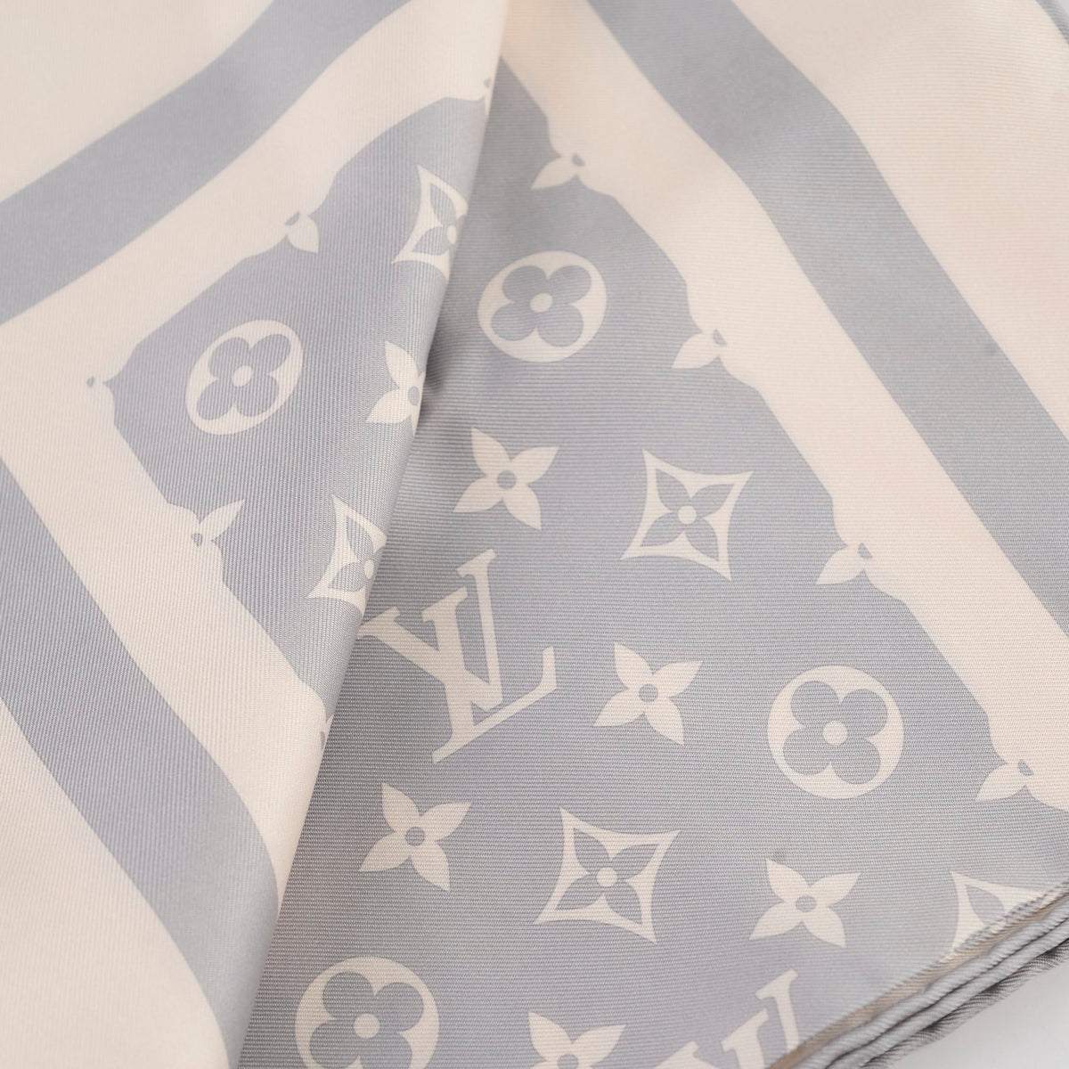 Louis Vuitton Monogram Silhouette Square 90 Silk Scarf Grey - photo 3