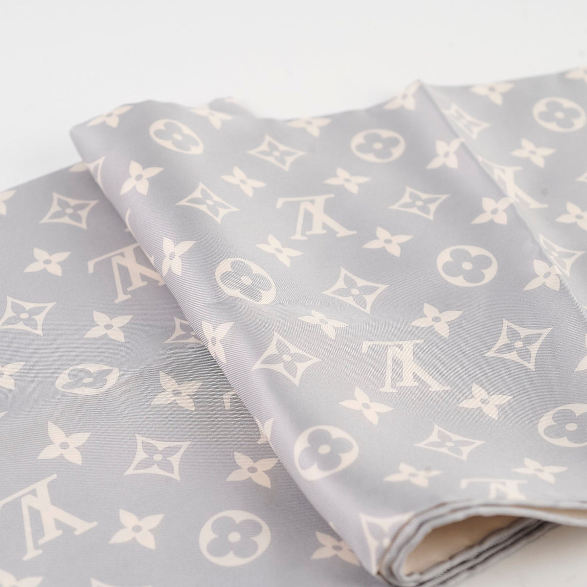 Louis Vuitton Monogram Silhouette Square 90 Silk Scarf Grey - photo 6
