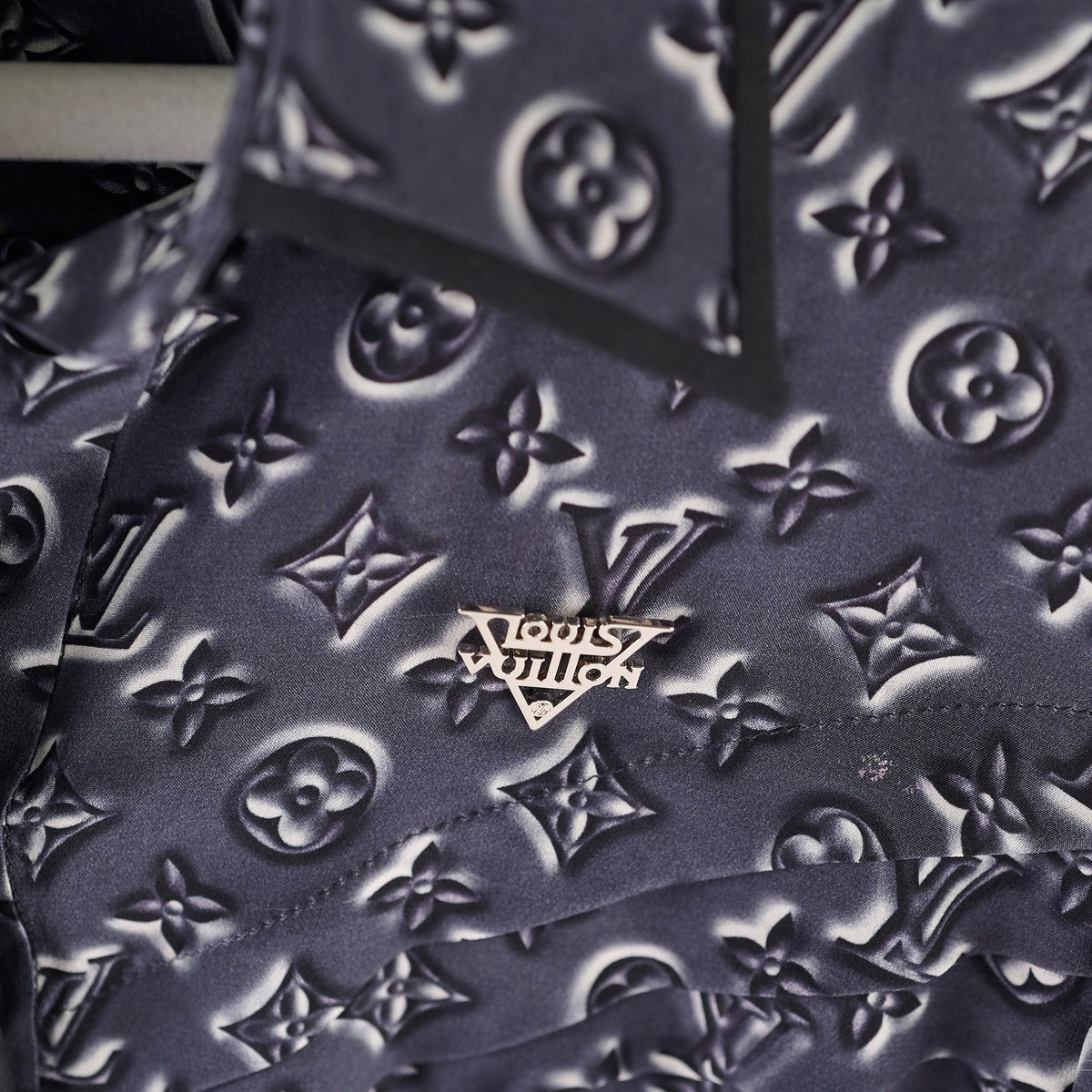 Louis Vuitton Straight Classic Monogram Silk Shirt Size 36 - photo 3