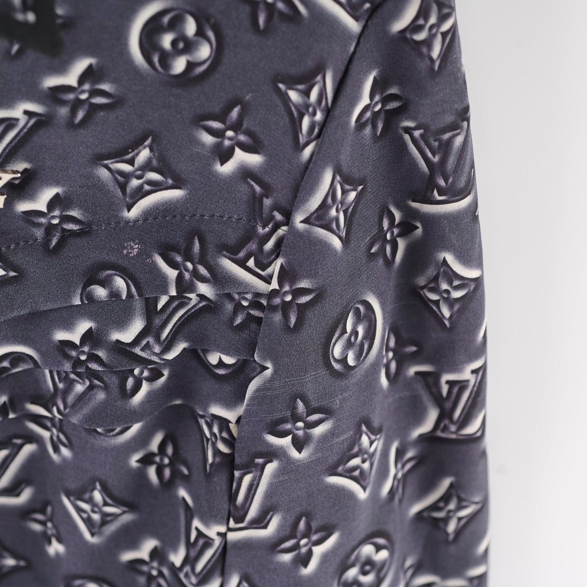 Louis Vuitton Straight Classic Monogram Silk Shirt Size 36 - photo 4