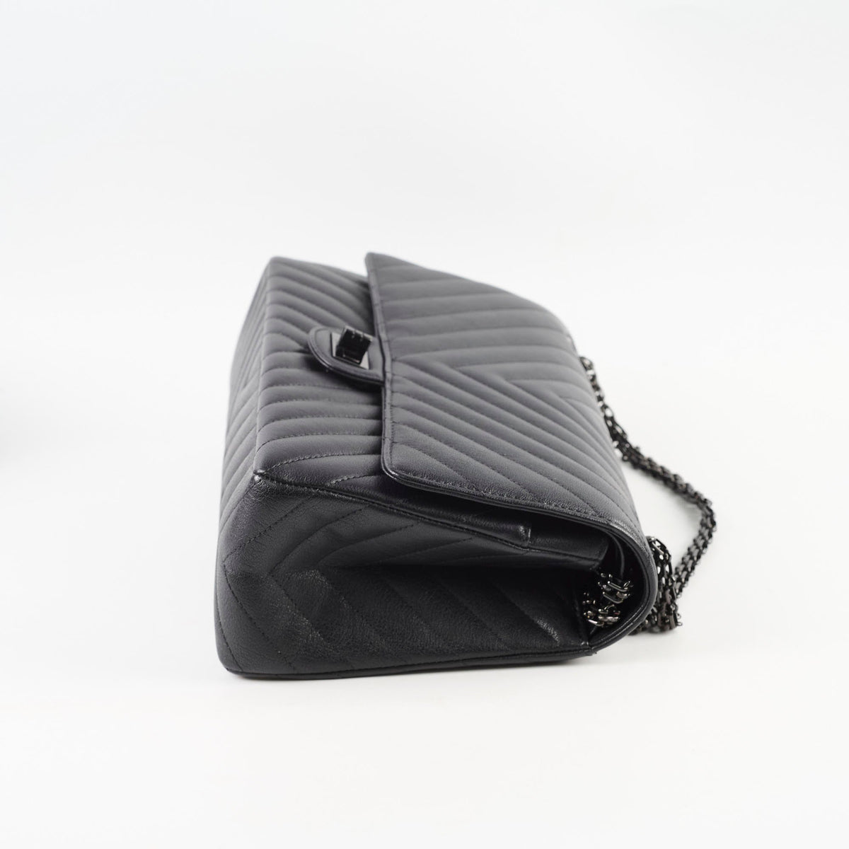 Chanel Reissue 2.55 226 Chevron Black - photo 3