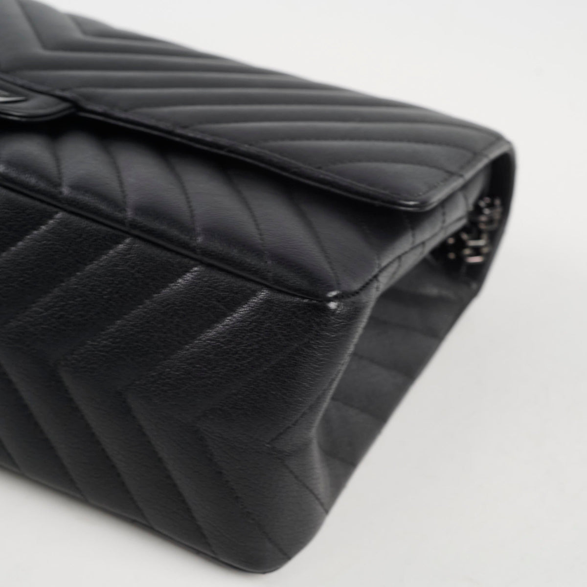 Chanel Reissue 2.55 226 Chevron Black - photo 17
