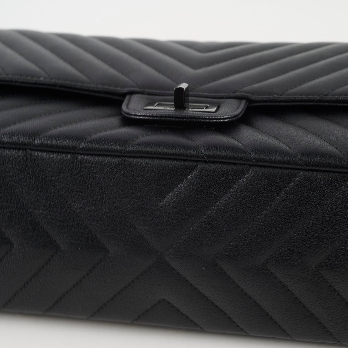 Chanel Reissue 2.55 226 Chevron Black - photo 16