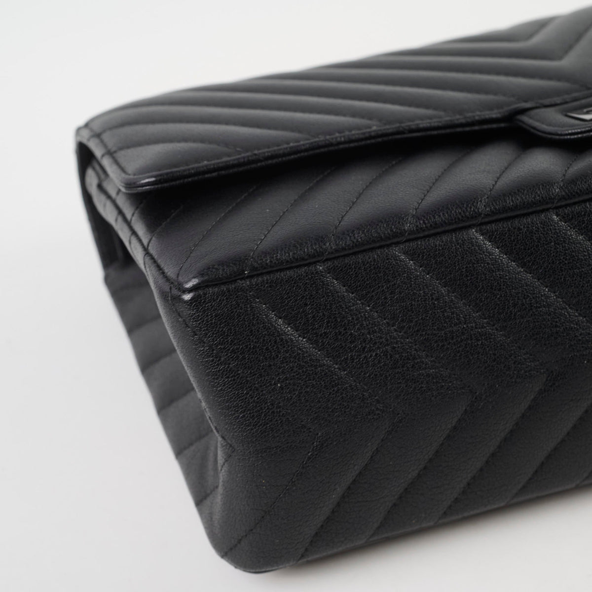 Chanel Reissue 2.55 226 Chevron Black - photo 15